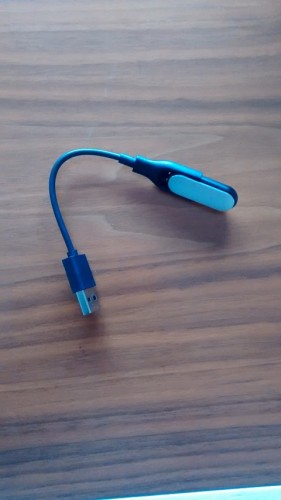 Xiaomi Mi Band en el cable cargador